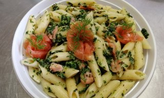 Penne z łososiem wędzonym i szpinakiem w sosie śmietanowym