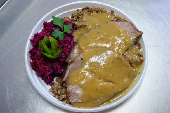 Karkówka pieczona w sosie własnym z dodatkami