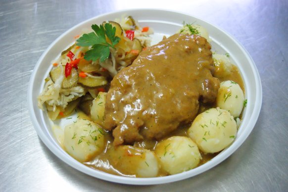 Kotlet siekany w sosie pieczeniowym
