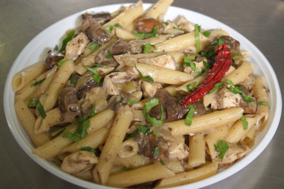 Penne z podgrzybkami w sosie śmietanowym z kurczakiem