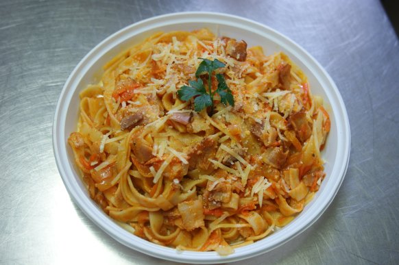 Tagliatelle z boczkiem i sosem pomidorowym