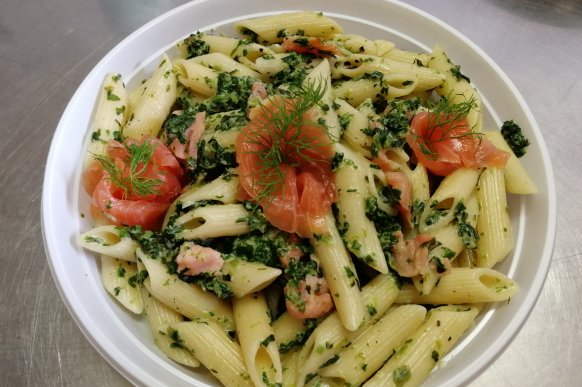 Penne z łososiem i szpinakiem w sosie śmietanowym