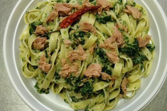 Tagliatelle ze szpinakiem i tuńczykiem