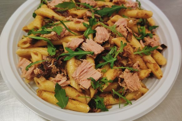 Penne z tuńczykiem i suszonymi pomidorami